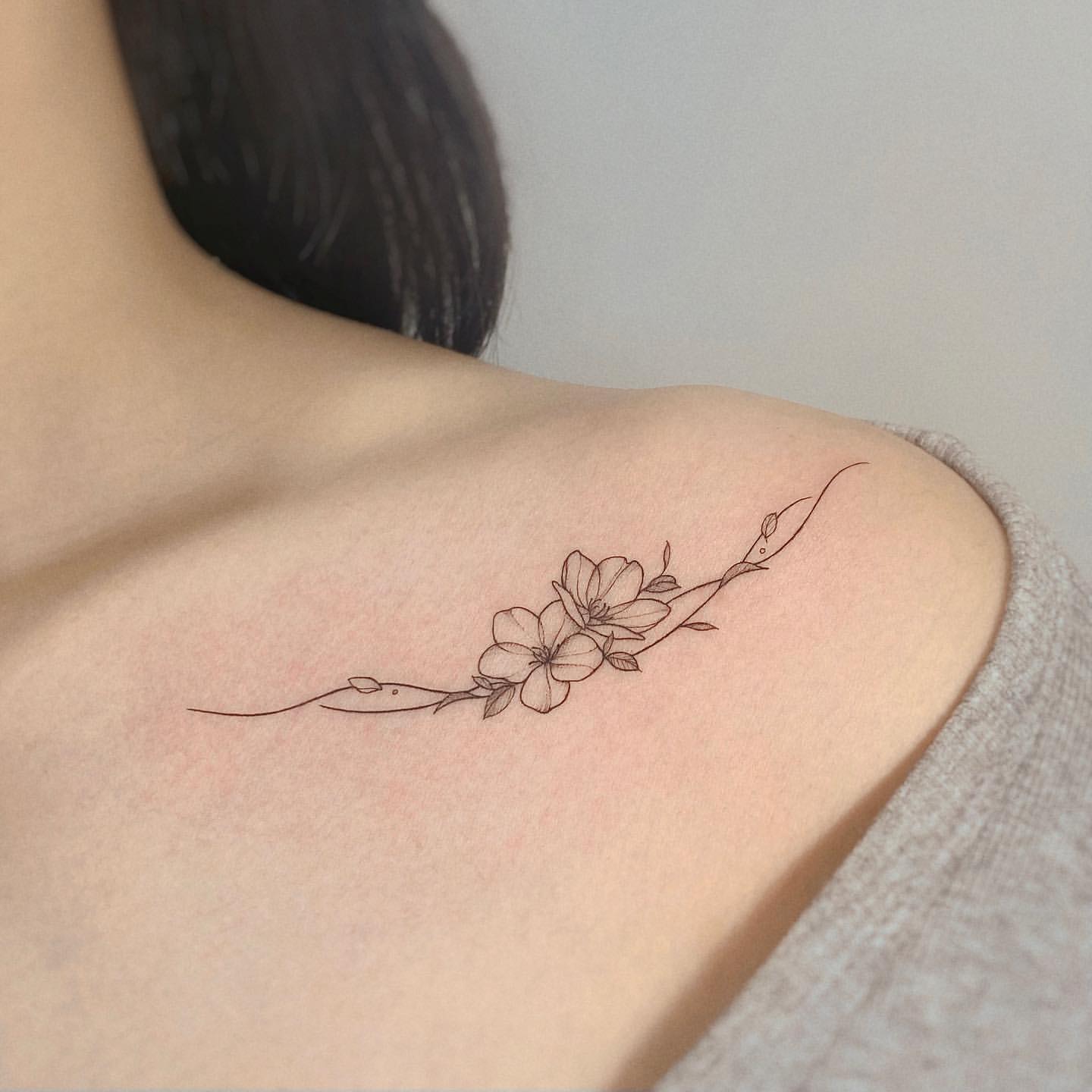 artistic collarbone tattoo styles