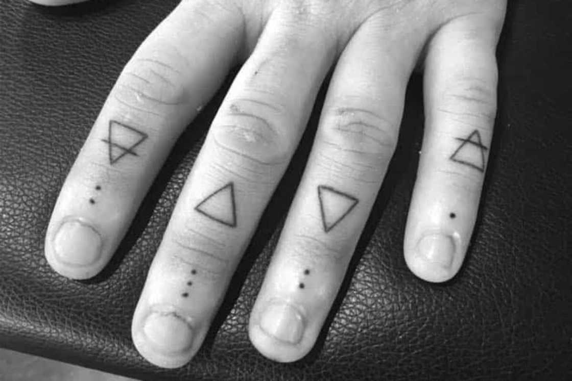 finger tattoo ideas for men 0030