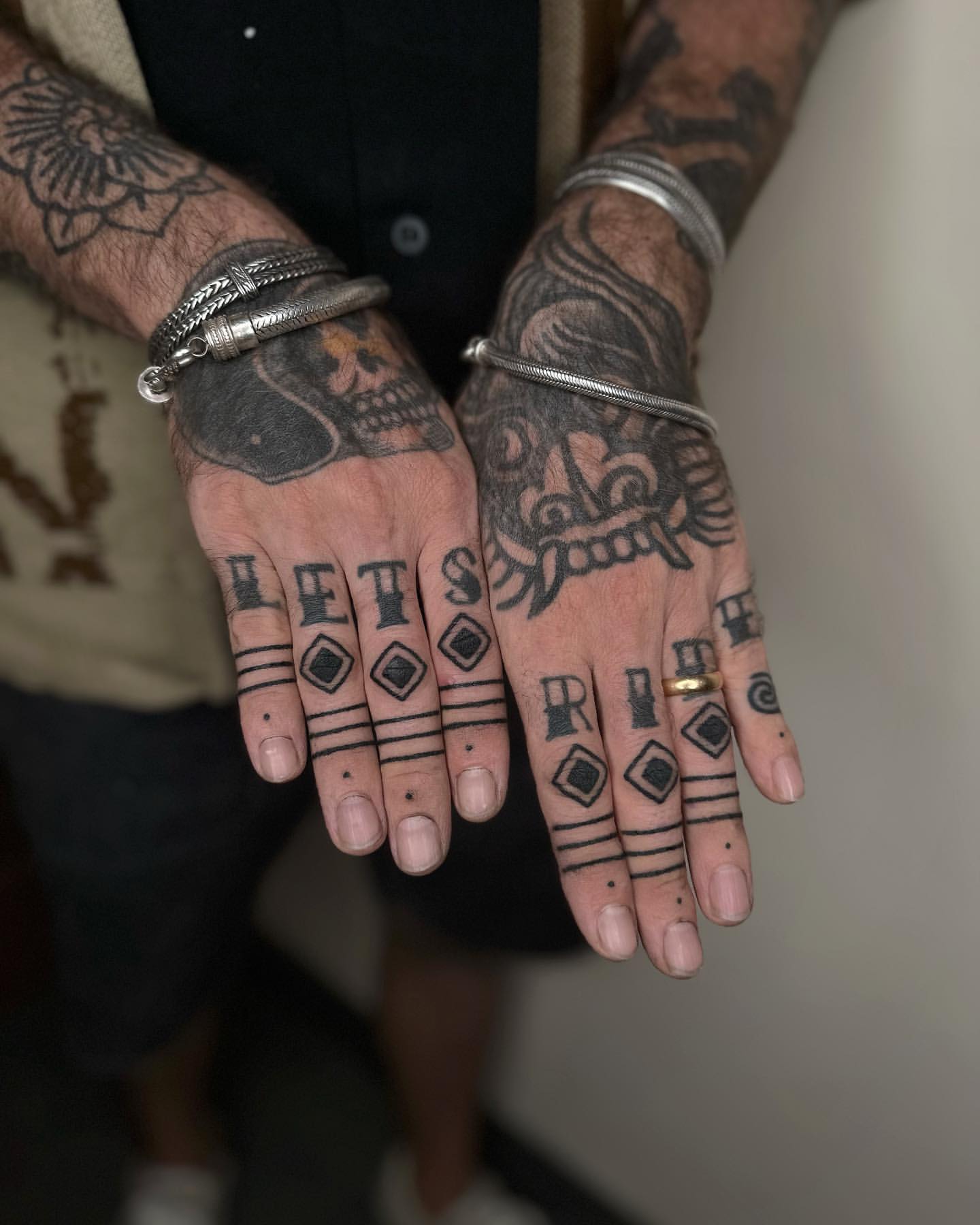 finger tattoo ideas for men 0034