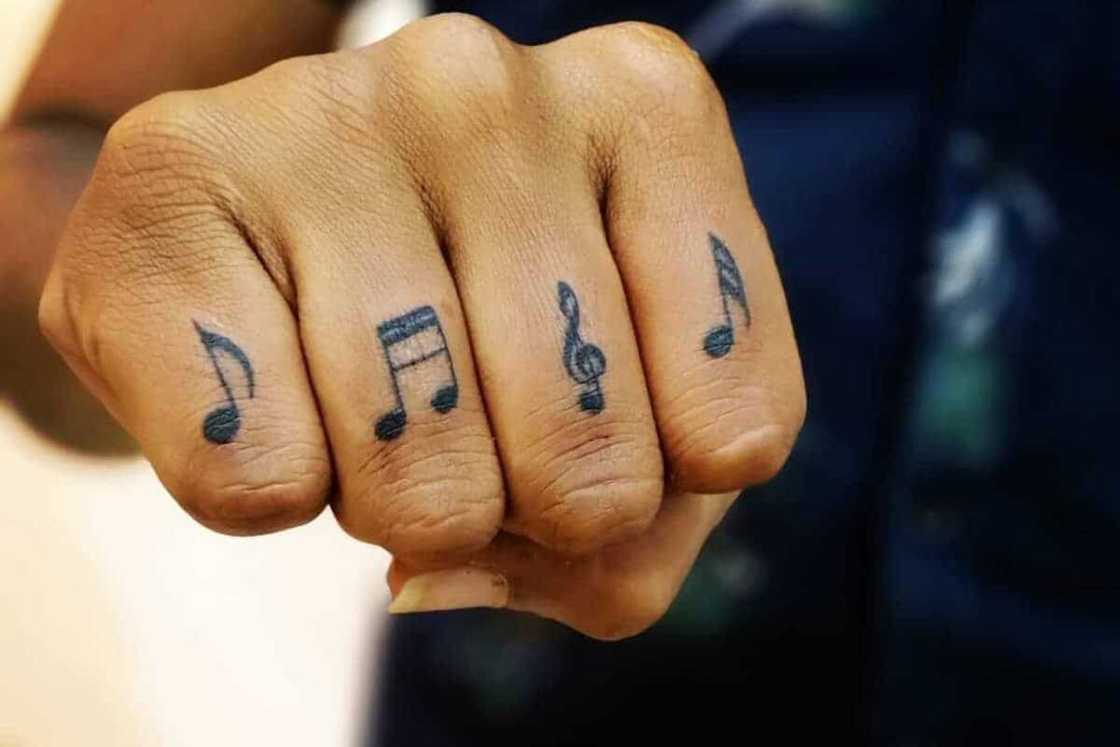 finger tattoo ideas for men 0063