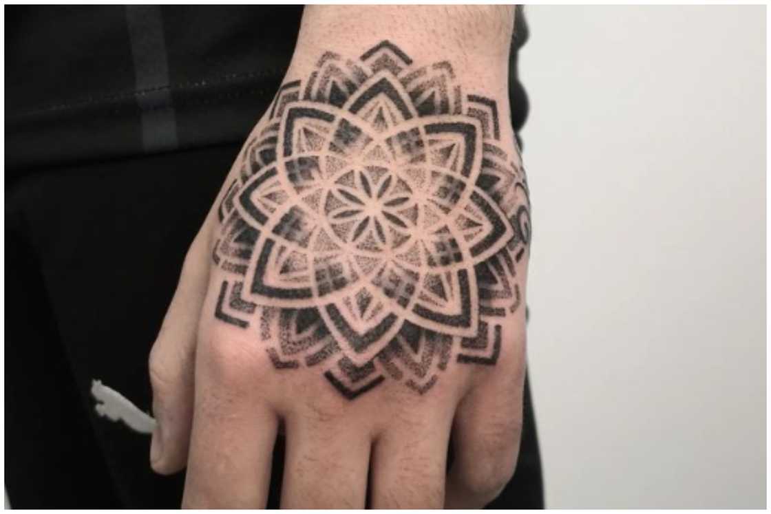 hand tattoo ideas for men 0056