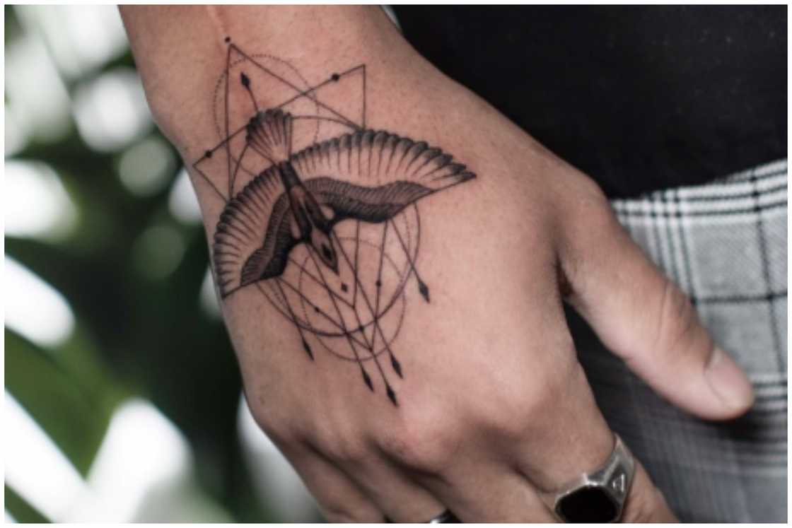 hand tattoo ideas for men 0083