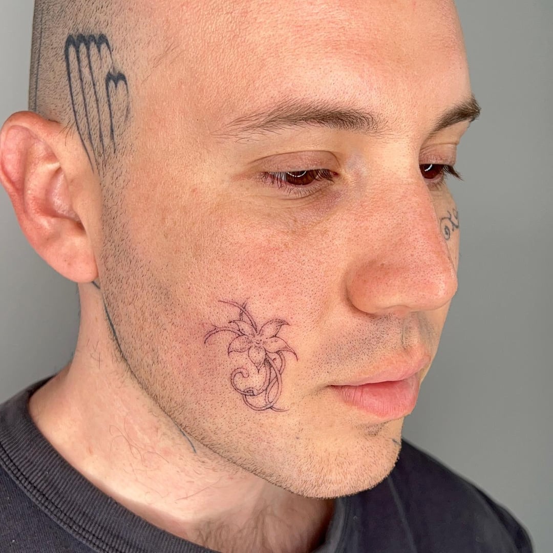 male small male face tattoo 0028