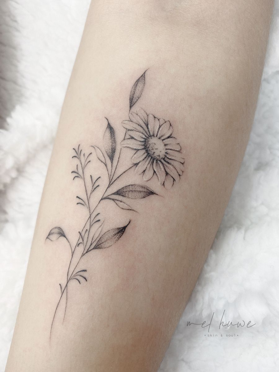 meaningful daisy tattoo meanings