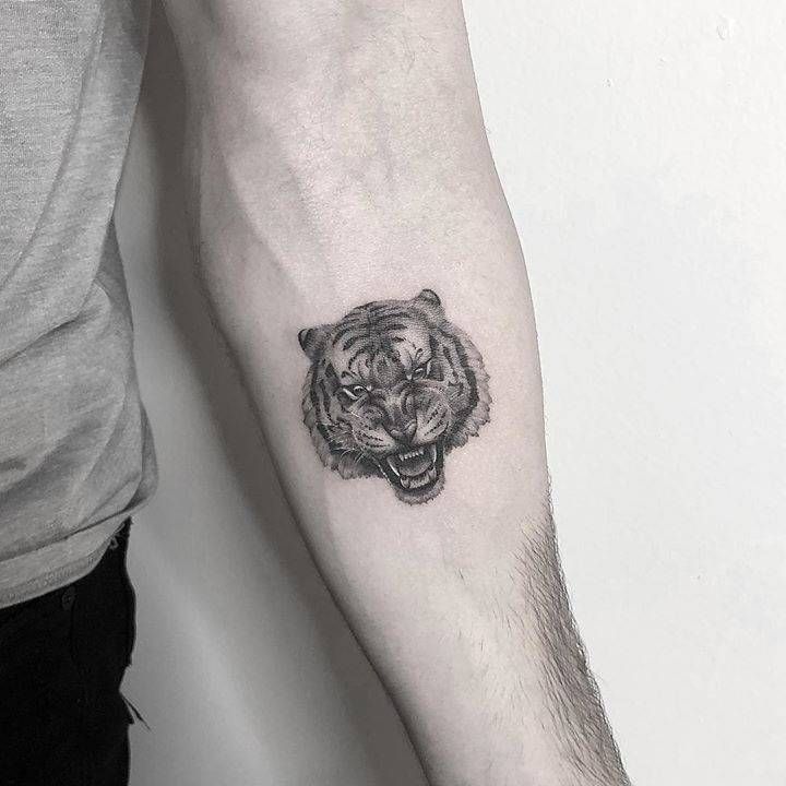 minimalist small tiger tattoo 0077