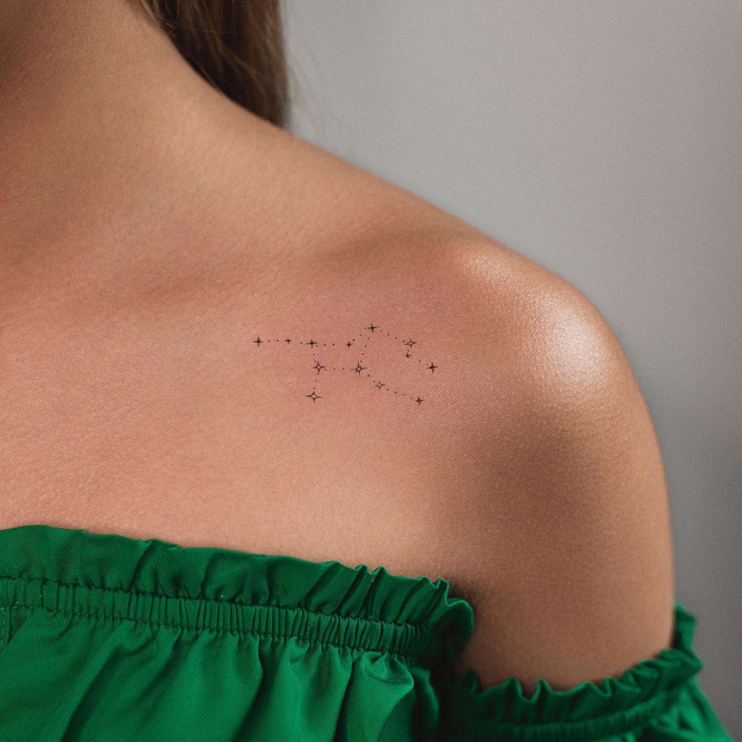 minimalistic collarbone tattoo concepts