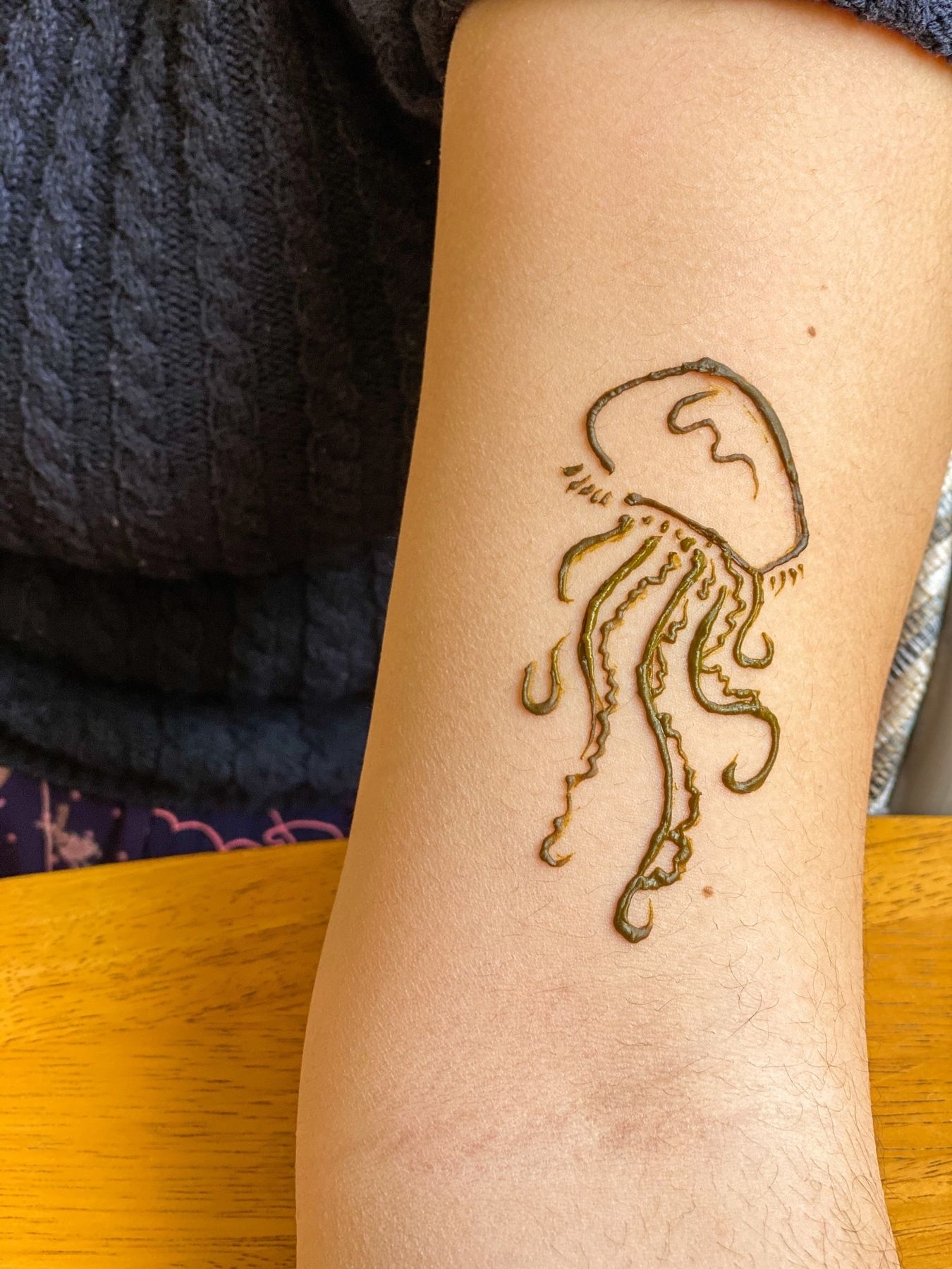 minimalistic simple henna tattoo ideas for the wrist