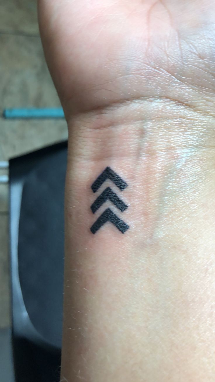 Small arrow tattoo 0042