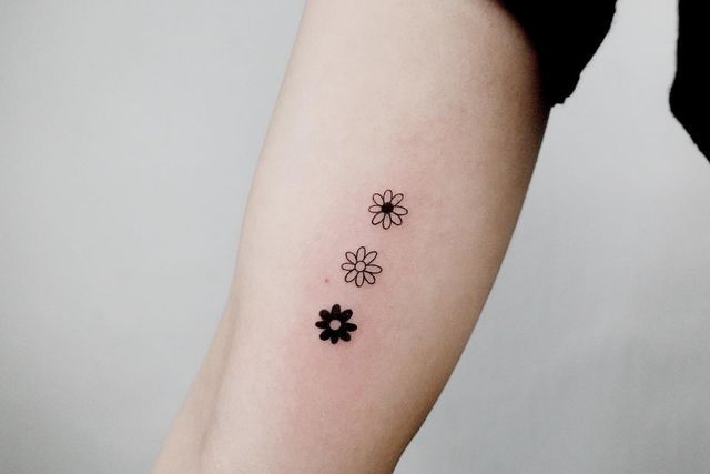 Small daisy tattoo 0023