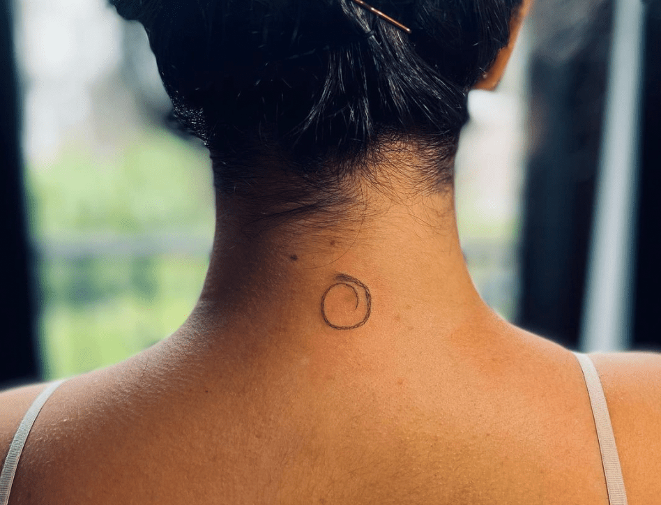 small female front neck tattoo 0020