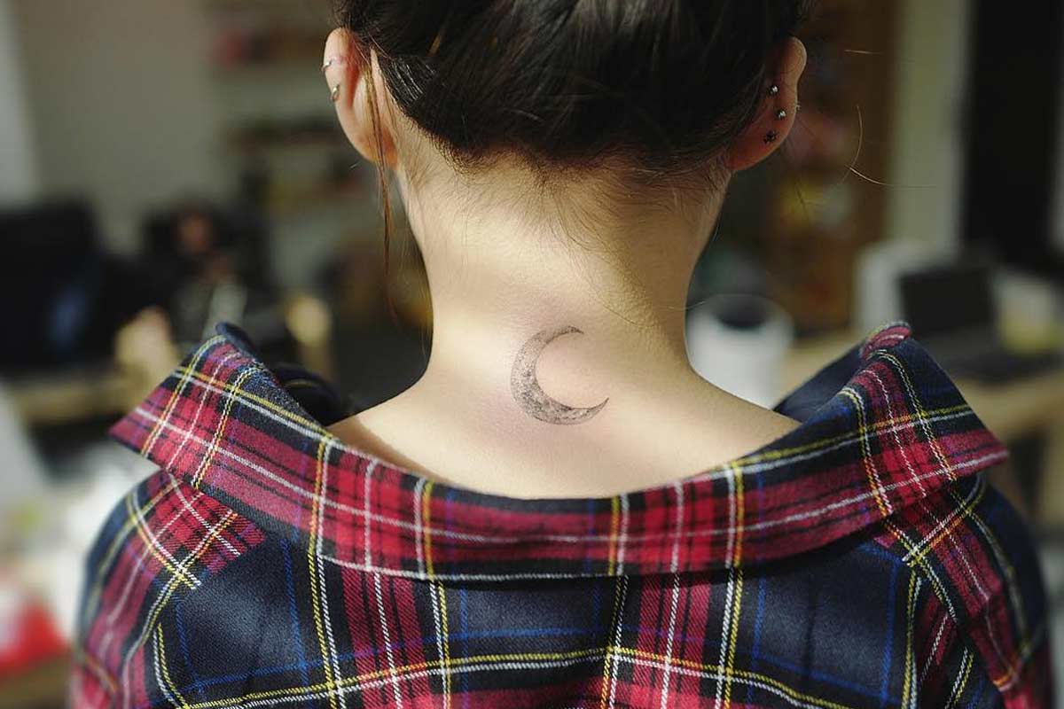 small female front neck tattoo 0034