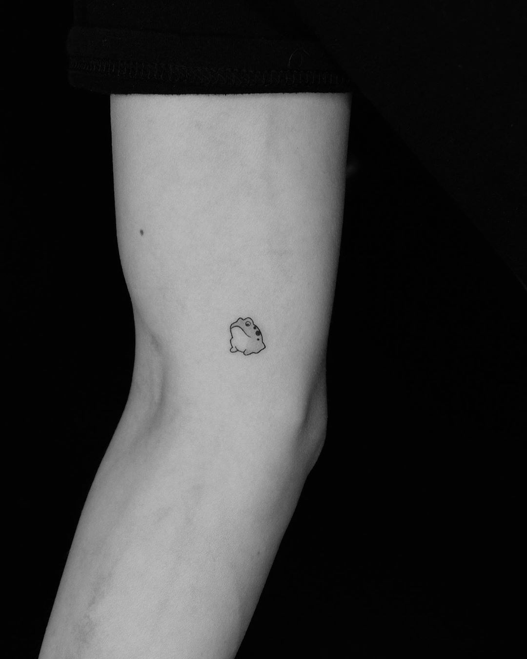 small frog tattoo 0052