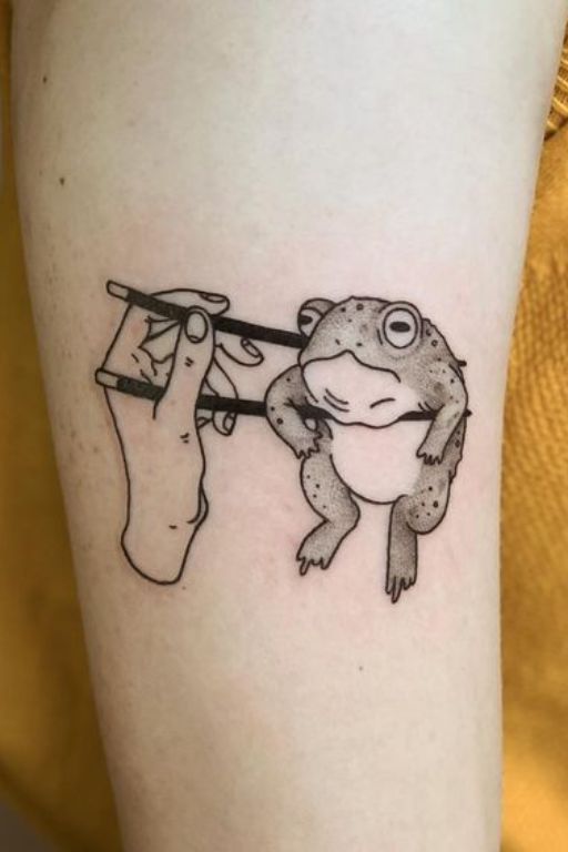 small frog tattoo 0084