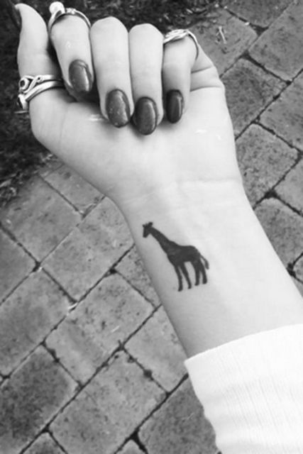 small giraffe tattoo 0024