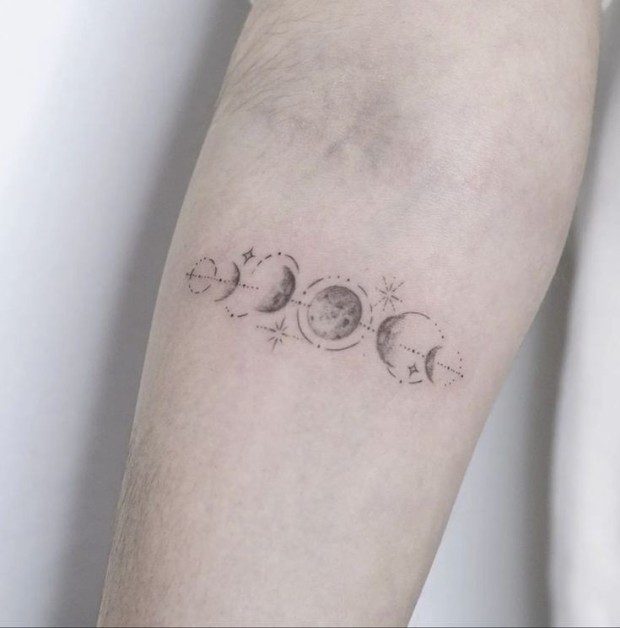 Small moon tattoo 0013