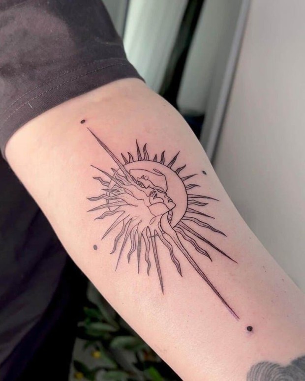 Small moon tattoo 0017