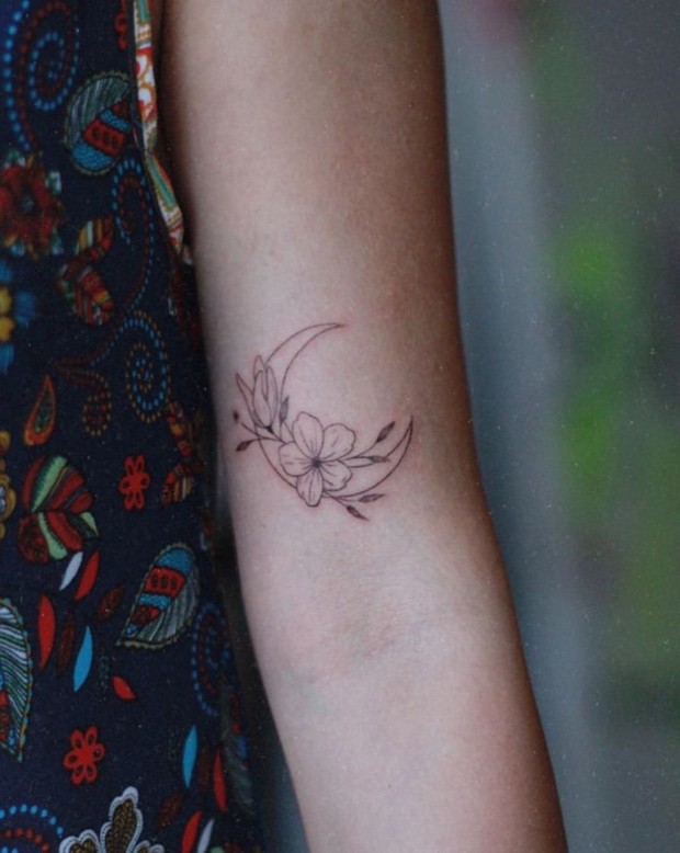 Small moon tattoo 0040