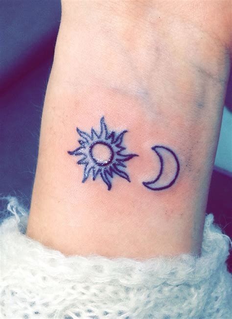 Small moon tattoo 0069