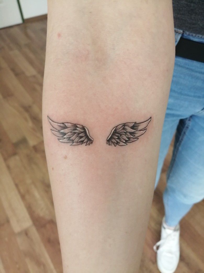 small wing tattoo on forearm 0084